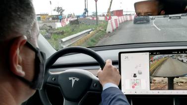 Así es andar por las calles de Tiquicia en un Tesla, un carro con piloto automático