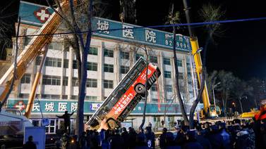 Hueco se traga un bus en China y causa al menos 9 muertos