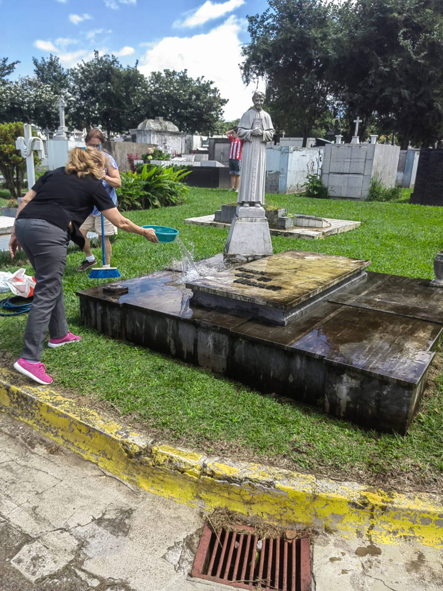 El 2 de noviembre del 2022 significó el regreso de la apertura total de los cementerios, después del cierre total y parcial en 2020 y 2021 por la pandemia. En la foto, la familia Alvarado limpia la tumba de quienes ya no están presentes, pero se siguen amando y recordando.