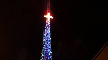 Convierten antena de radio en árbol de Navidad