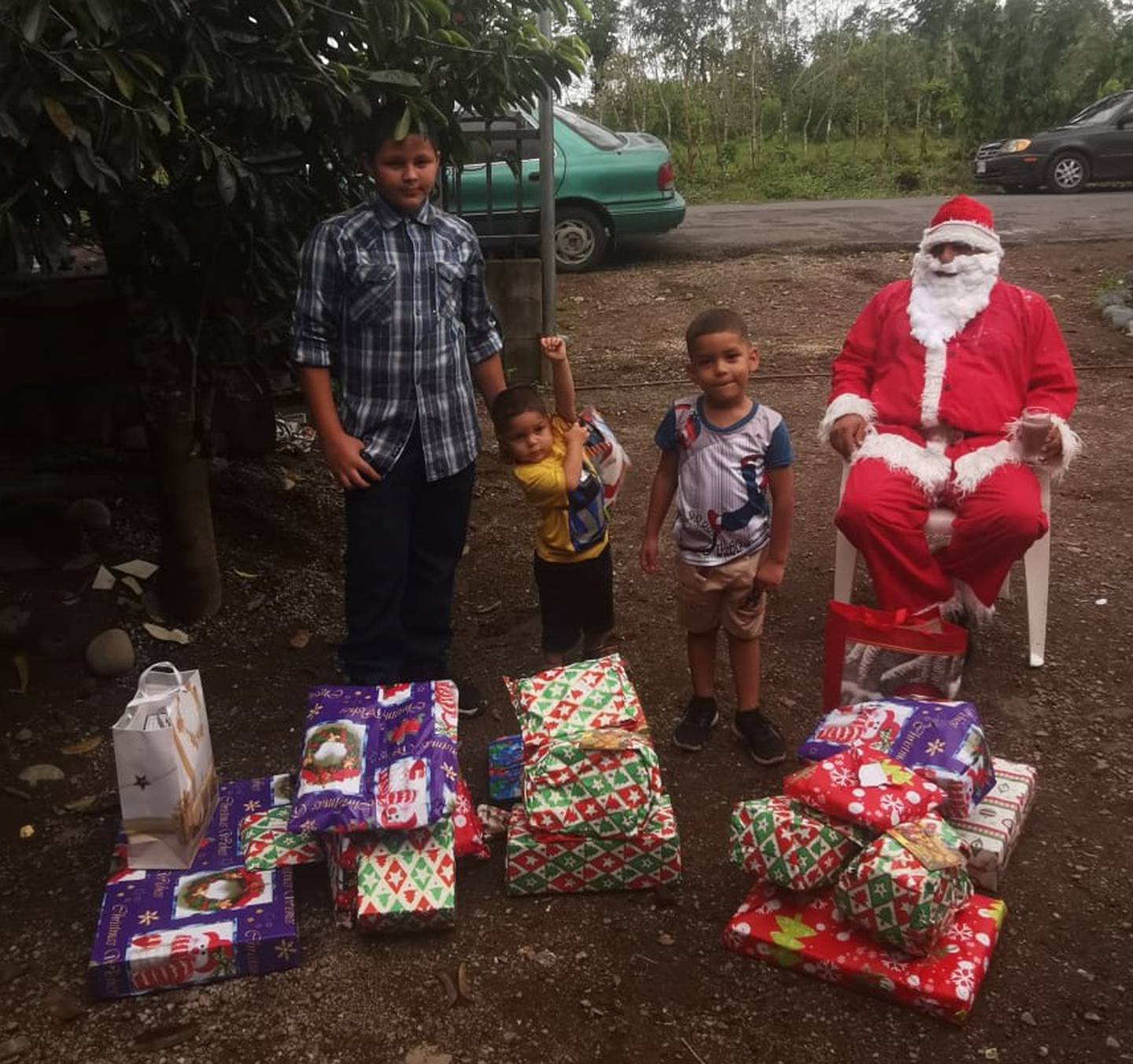 Amigos de taxista informal asesinada en Sarapiquí llevaron regalos a sus hijos. Foto cortesía Roy Vega.