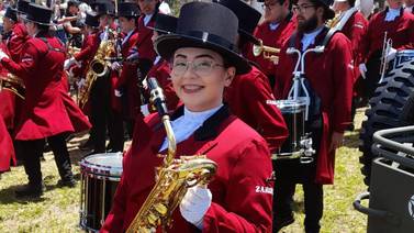 Saxofonista va rumbo al Desfile de las Rosas a punta de rifas y bingo