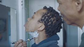 Comercial de Gillette muestra cómo papá le enseña a hijo trans a rasurarse  