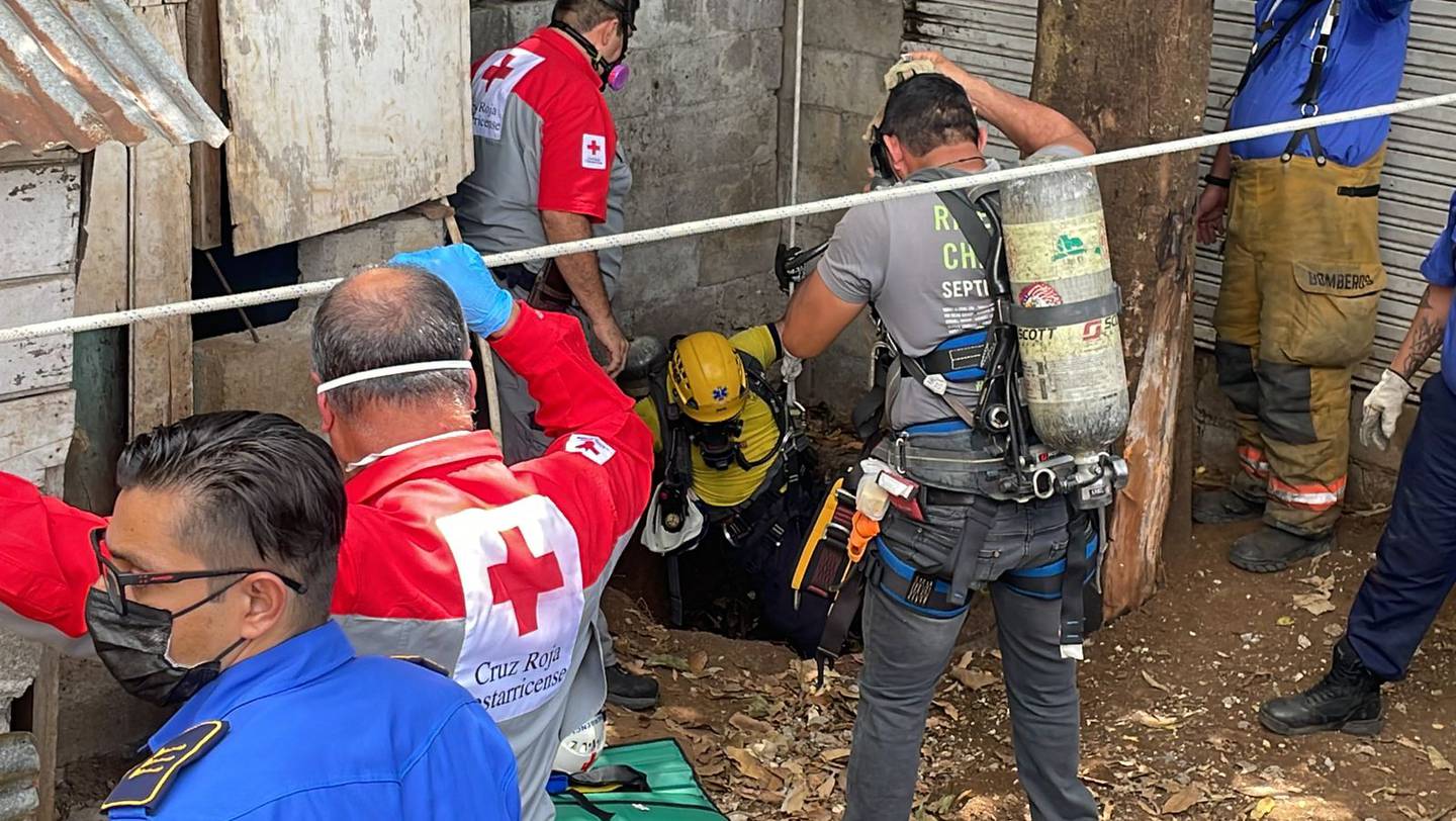 Rescatan en Alajuela a hombre que cayó dentro de fosa de 6 metros de profundidad. Foto Bomberos.