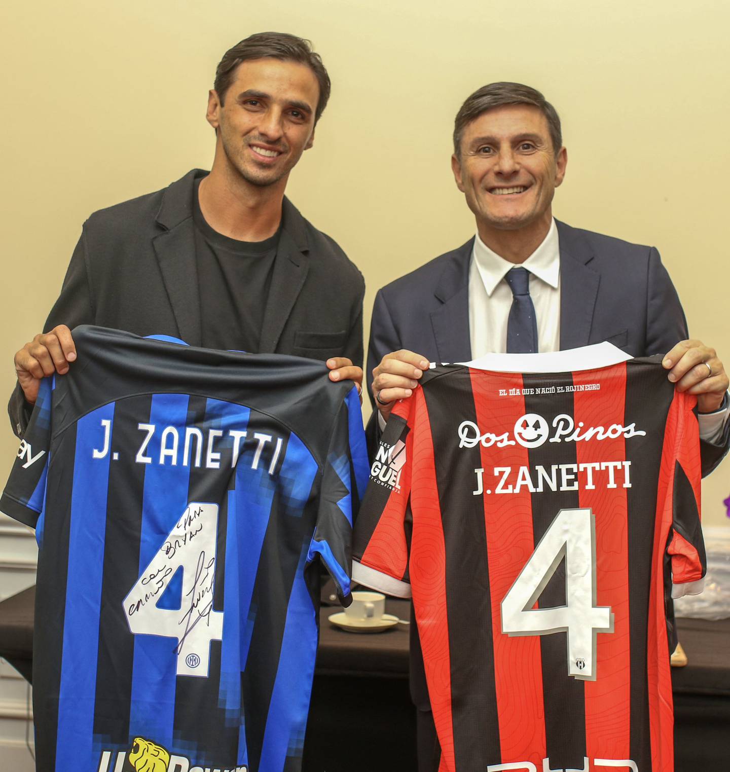 Javier Zanetti se llevó una camiseta rojinegra en su maleta, la de Alajuelense, colores con los que rara vez ha posado. Foto: LDA