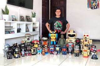 Joaquín Brenes Murillo, quien nació en 1971, colecciona juguetes de antaño. Tiene una página en Facebook que se llama "Vintage Toys Costa Rica".