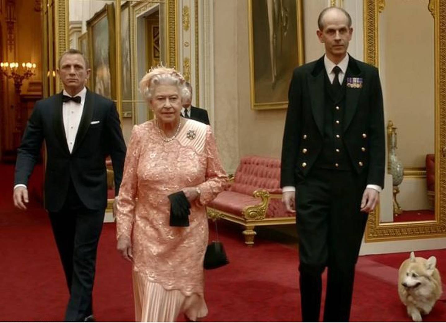 Daniel Craig, la reina Isabel II y Paul Whybrew en el video de inauguración de los Juegos de Londres 2012. Fotografía: AFP