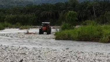 (Video) Antorcha cruzó río montada en un tractor para evitar bloqueos en Golfito