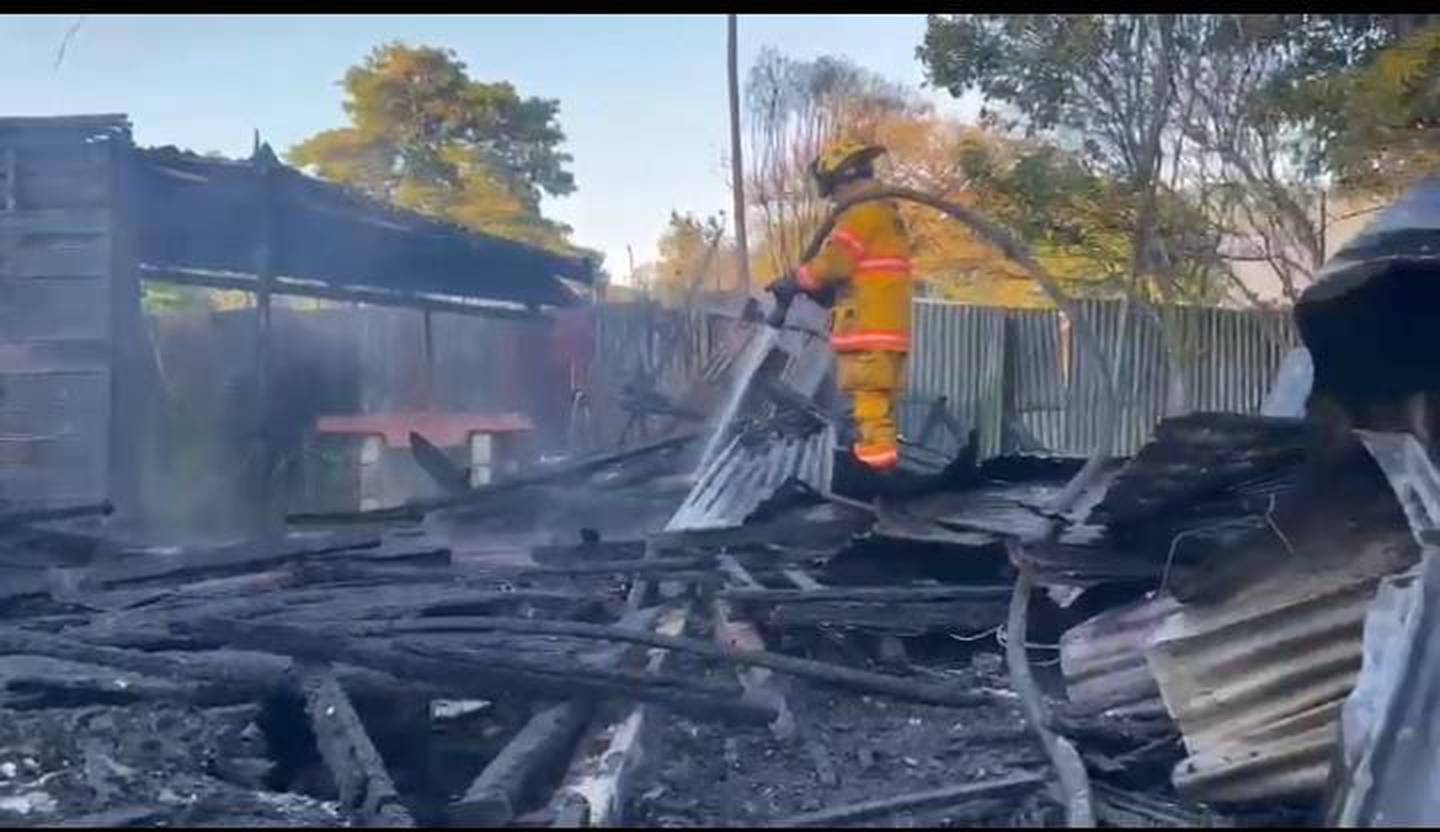 Fuego consumió tres casas y dejó un fallecido