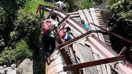 (Video) Estudiantes y vecinos se juegan la vida cruzando por puente caído en Mora