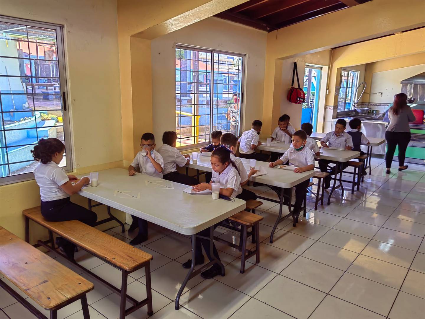 El lunes 22 de febrero del 2022, en la Escuela Naciones Unidas del barrio del mismo nombre en San José, el comedor escolar funcionaba puras tejas para una población de 468 estudiantes.