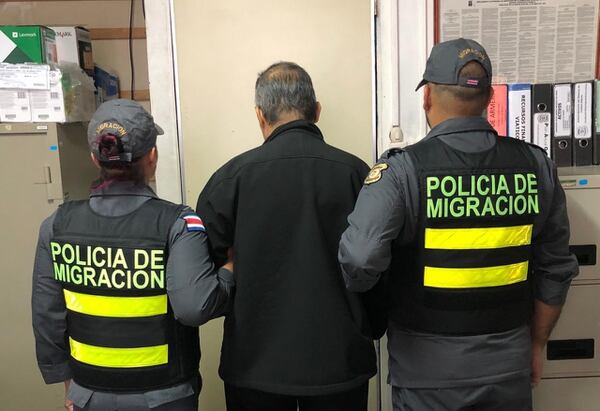 Al cura lo detuvieron en Paso Canoas. Foto: Migración