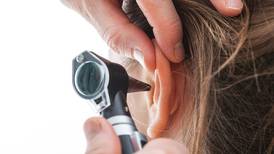 Los oídos sufren por el uso de audífonos en el teletrabajo