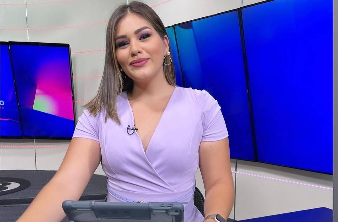 Periodista Angie Cantillo, de canal 8 de Multimedios.