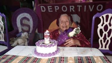 Sorpresota para la abuelita morada: la llevarán al estadio para que vea a Saprissa en la final