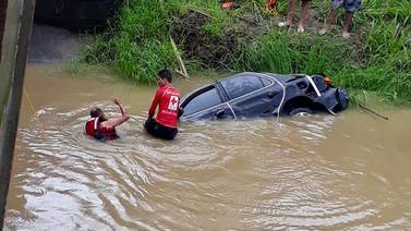 Cae carro a río de Limón: sobreviven tres y hay un desaparecido