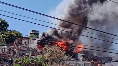 Videos: Voraz incendio afecta a varias viviendas en Tirrases de Curridabat