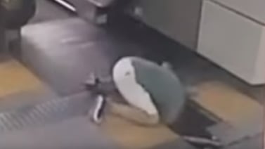 (Video) El suelo se abre y se traga a una china en una estación de metro