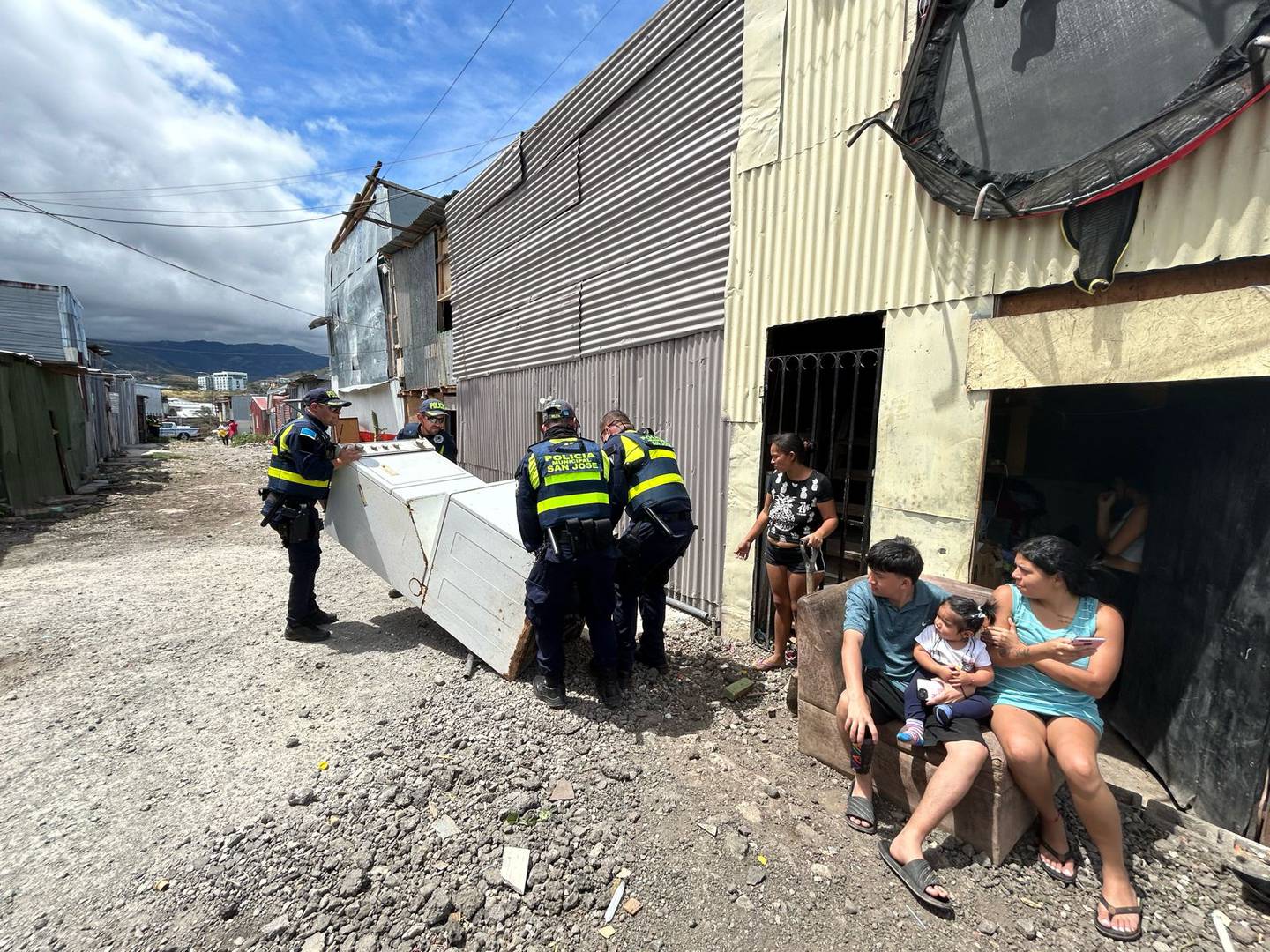 Policía Municipal termina desalojo en precario en Finca San Juan. Foto Policía Municipal de San José.