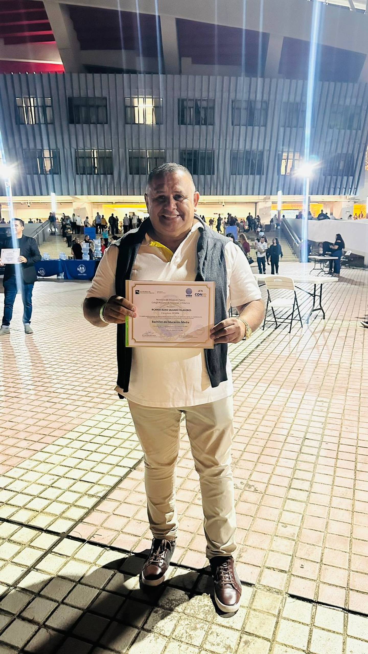En 1988 Ricardo Salgado Villalobos ganó quinto año en el Liceo del Sur de barrio Cuba, en San José. Cuando hizo bachillerato perdió Cívica y Biología.  36 años después, el 5 de abril del 2024, se graduó de bachiller como parte de los 5000 graduados en el Programa Bachillerato para la Empleabilidad y el Emprendimiento (BEE) en el 2023 del MEP, UNED