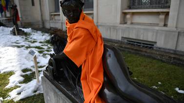 Museo pone ropa a estatuas para llamar la atención sobre lo gente sin techo