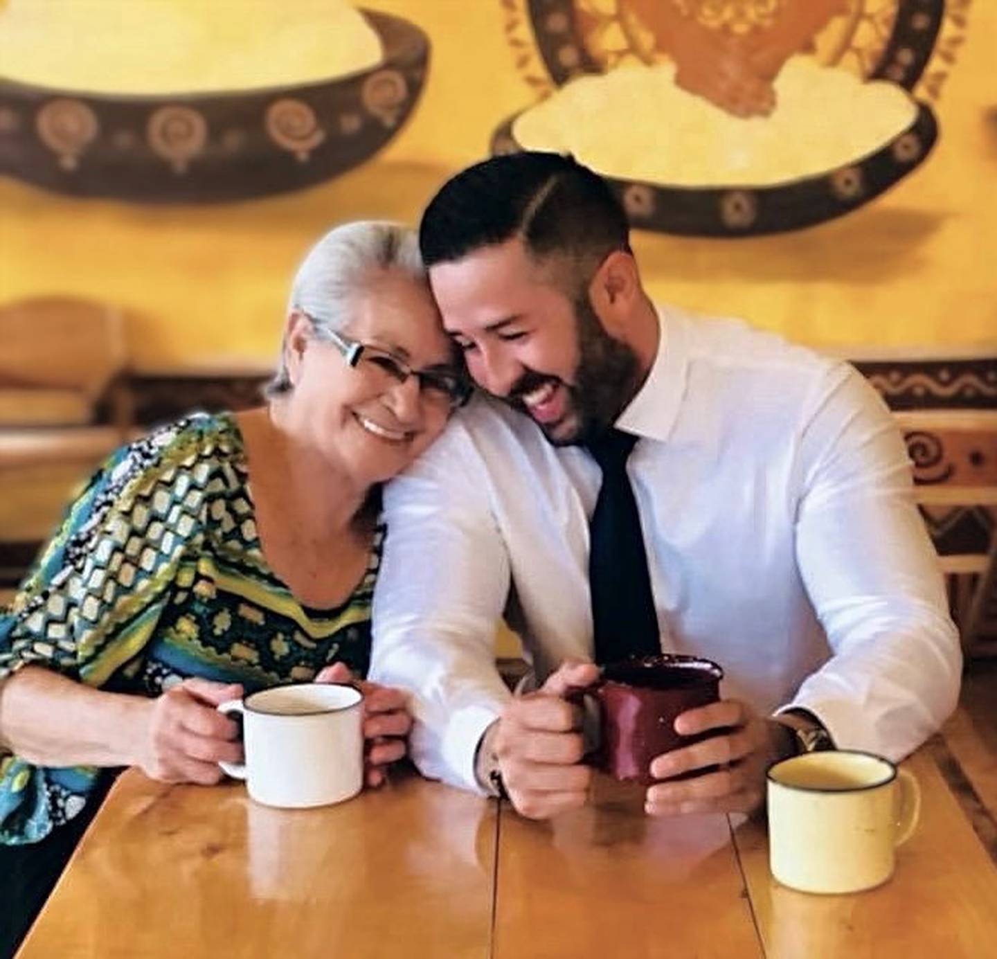 Omar Cascante y su abuela Dora Salas, quien falleció en enero de 2023. Instagram