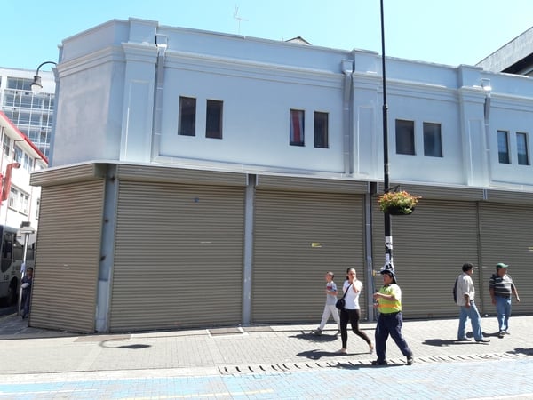 A punta de mazazos los peones botaron las paredes y dejaron ventanas que se cubren con cortinas de hierro. EDUARDO VEGA ARGUIJO.