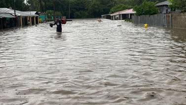 Alerta verde por fuertes lluvias e inundaciones que han dejado destrucción
