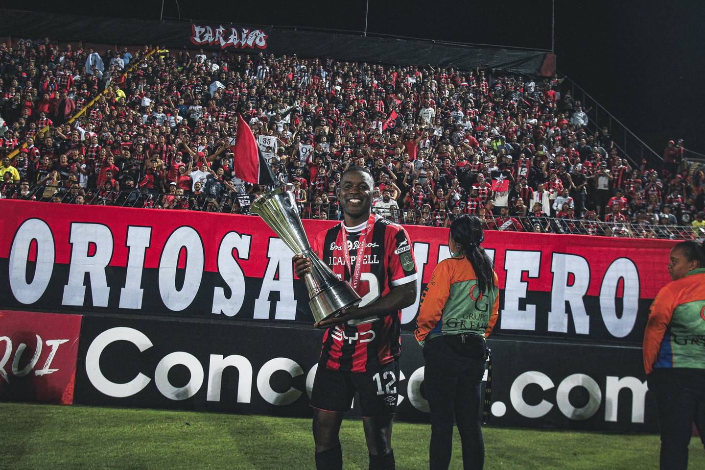 Joel Campbell festejó la obtención de la Copa Centroamericana de Concacaf con Liga Deportiva Alajuelense. Ahora está enfocado en el partido del domingo contra Herediano.
