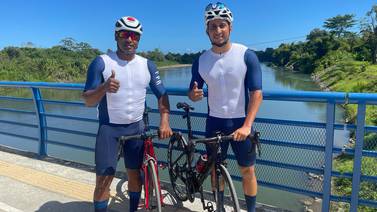 Panameños recorren 670 km en bici para venir a ver partido contra Costa Rica