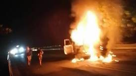 (Video) Vándalos intentan quemar a oficiales dentro de patrulla en San Carlos