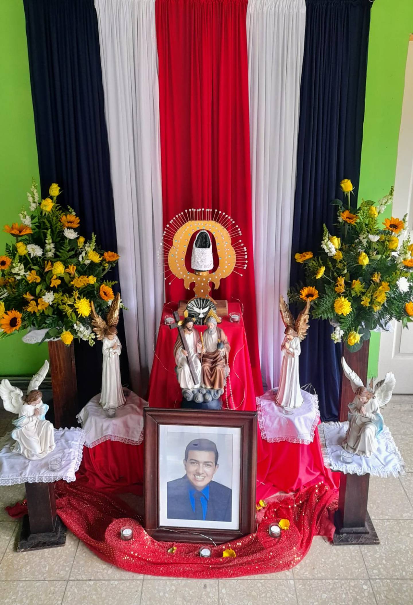 La familia de Christopher Alonso Murillo Vásquez mantiene un altar en la casa y siempre le rezan. Foto: Cortesía Sandra Vásquez