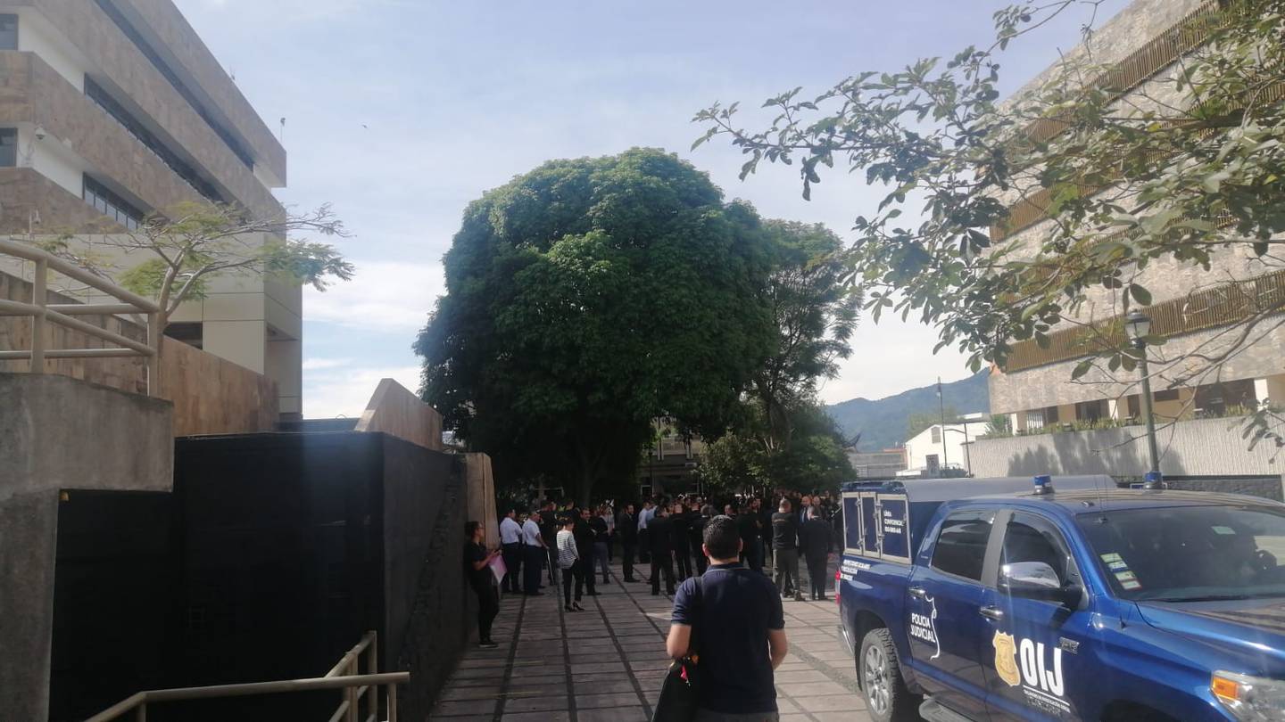 Decenas de personas se acercan el edificio del OIJ para darle el último adiós a Walter Espinoza. Foto cortesía para La Teja.