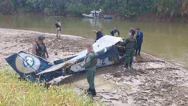 Policía encontró misterioso fuselaje de avión ultraligero en un río del pacífico sur