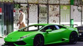 Hombre gastó platas de ayuda por covid-19 en un Lamborghini
