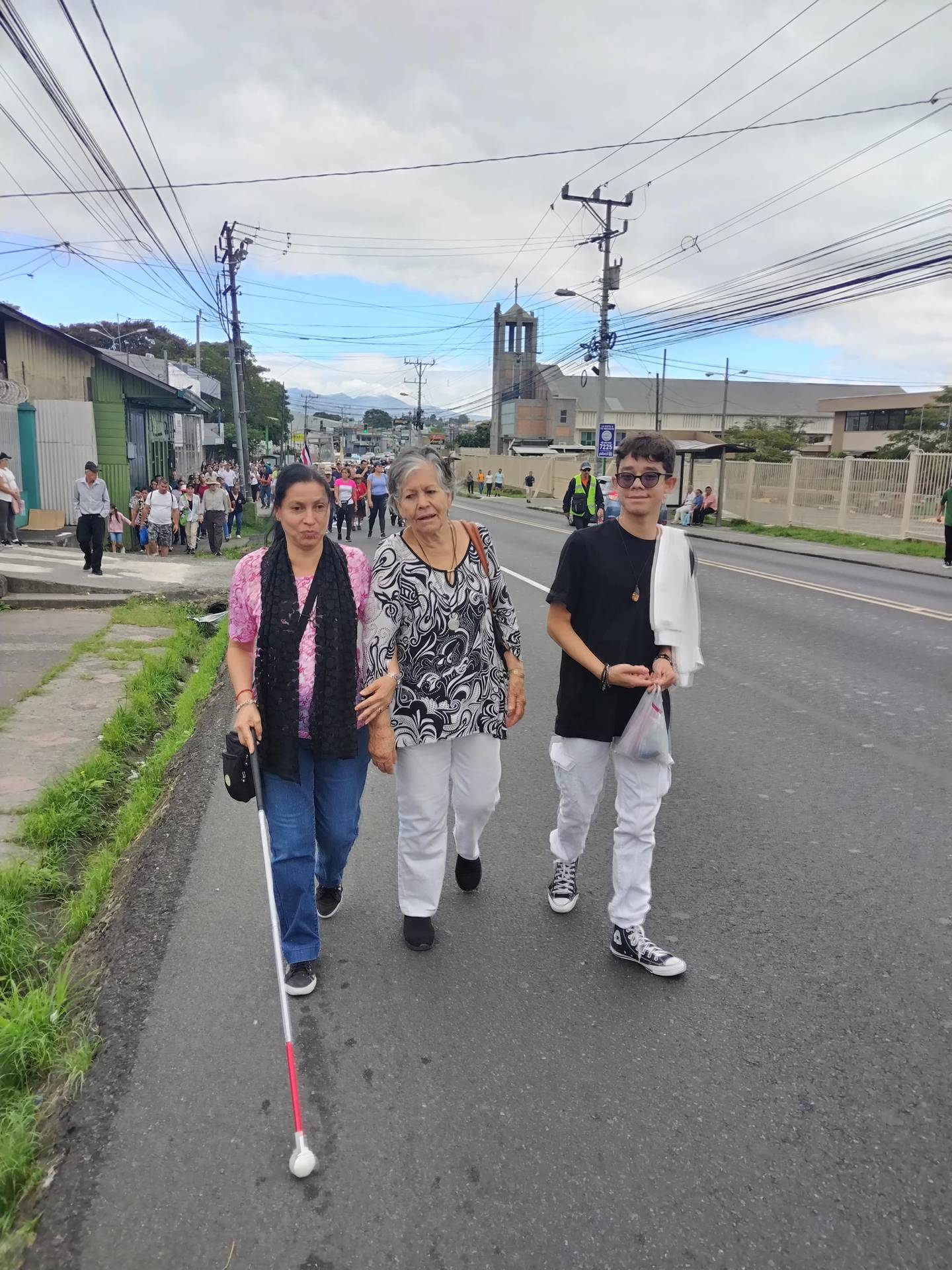 Patricia Robles Pereira (izquierda), Rosa Pereira y Anthony Zárate Castellanos de 13 años, peregrinaron desde San José hasta Alajuelita.