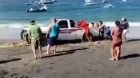 (Video) La marea casi se lleva a un carro en playa Ocotal