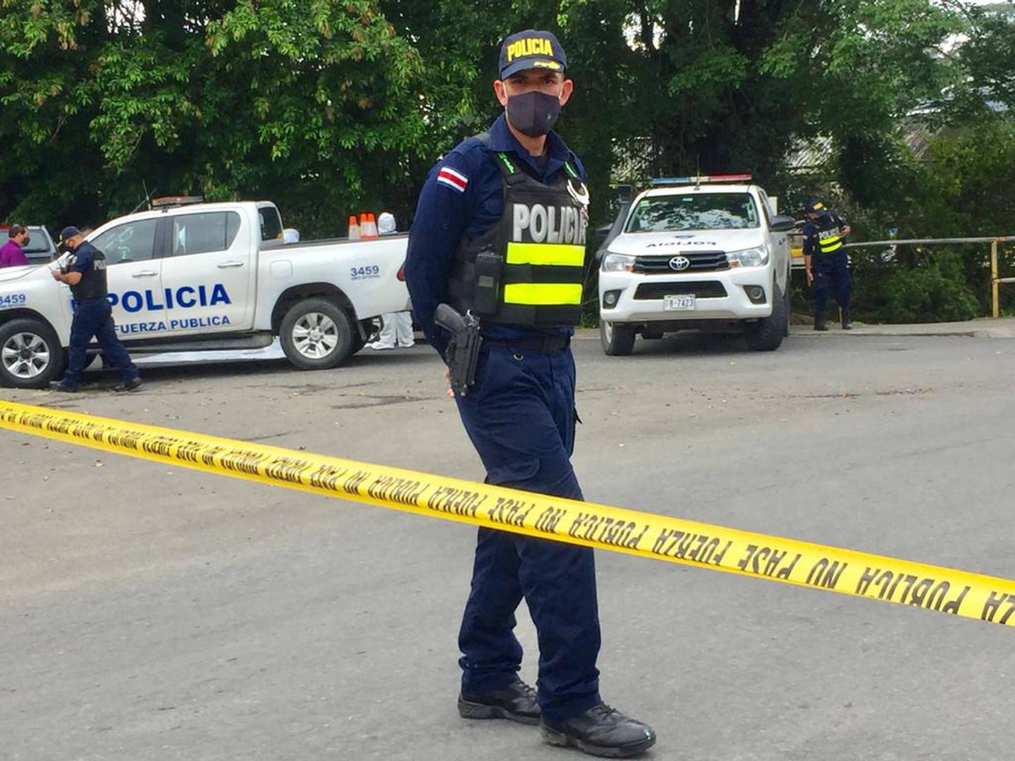 La Fuerza Pública acordonó la escena del tiroteo, mientras que agentes del OIJ procedían con la recolección de indicios y el levantamiento del cuerpo Foto: Raúl Cascante.