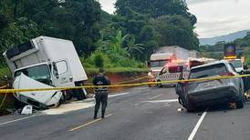 Muchacho murió en choque entre camión y carro en la ruta 27