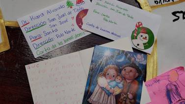 El Niñito Jesús y Santa están recibiendo las cartas de los niños ticos, de este modo les llegan