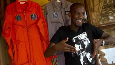 Muere en accidente de moto quien iba a ser primer negro africano en el espacio 