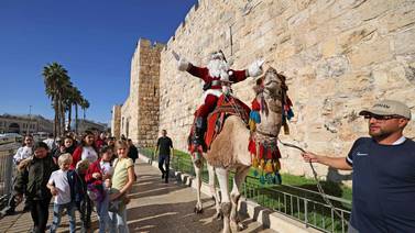 Un Papá Noel palestino reparte alegría en Jerusalén