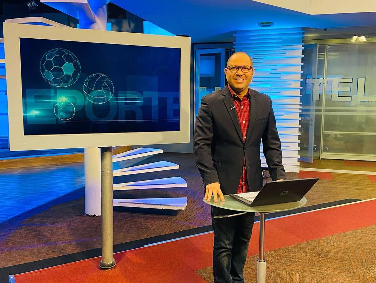 El narrador y periodista deportivo, Daniel Quirós, de canal 7