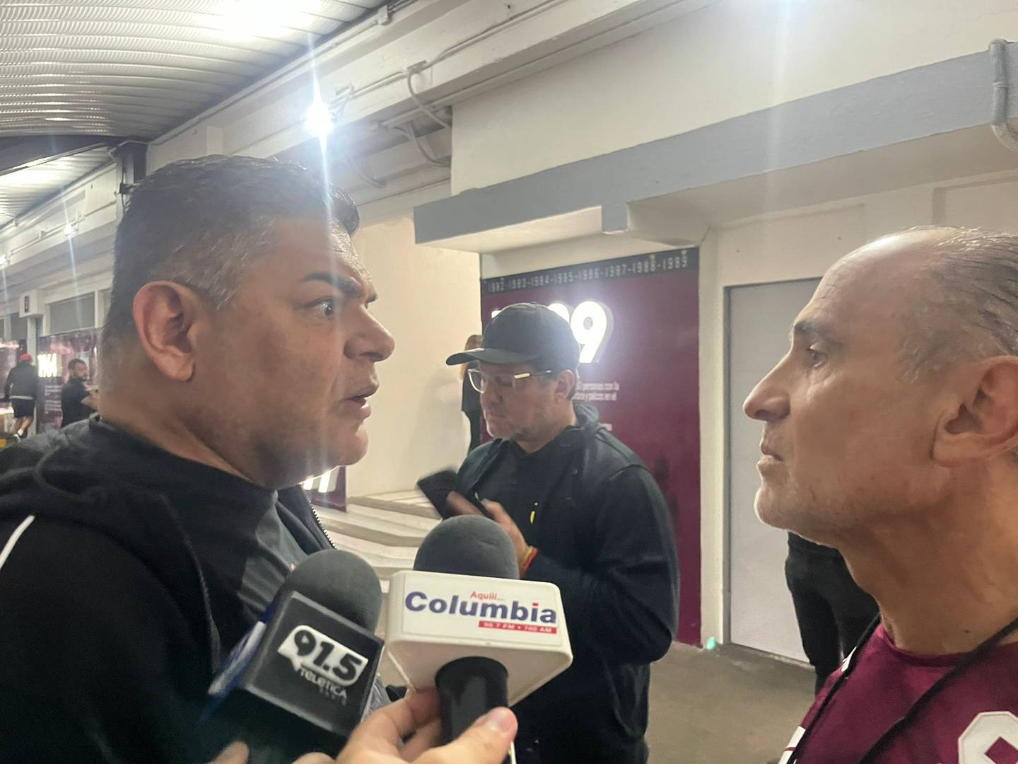 Aquil Alí discutió de manera fuerte con Gustavo Chinchilla previo al partido. Foto: Radio Columbia