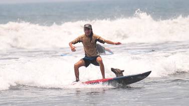 Surfista ciego disfruta la vida en la cresta de la ola
