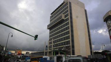 Caja pide uso “racional” del servicio de emergencias y costarricenses explotan en redes