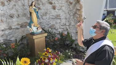 Embellecen imagen de Virgen María ubicada en la gruta de la municipalidad de Goicoechea