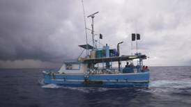 Pescan a cuatro hombres que viajaban en lancha “rellena” de cocaína  
