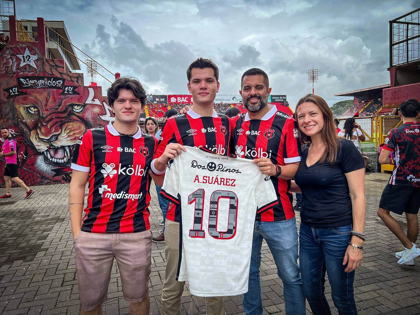 Allan Padilla visitó el estadio Morera Soto junto a su familia para recoger su regalo. Foto: Cortesía.