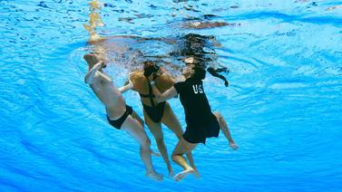 Nadadora que se desmayó en piscina quedó fuera de competencia por equipos